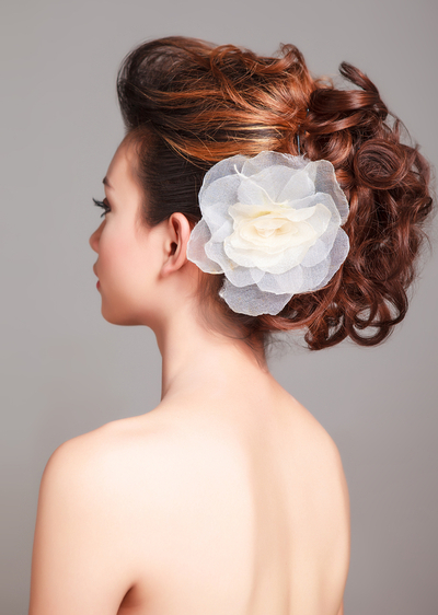 Die Brautfrisur für den großen Tag - Das Trendthema Blüten nehmen auch viele Accessoirehersteller auf