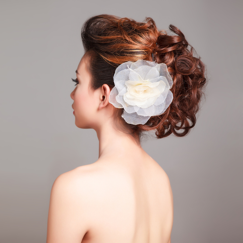 Die Brautfrisur für den großen Tag - Das Trendthema Blüten nehmen auch viele Accessoirehersteller auf