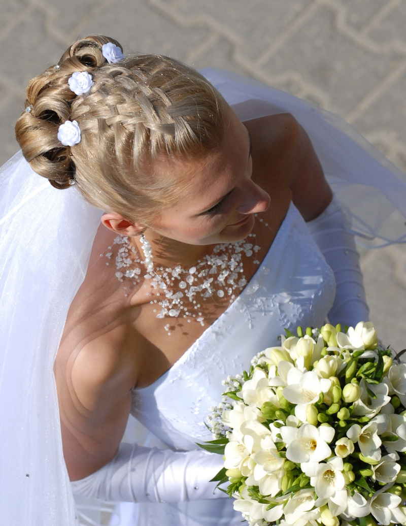 Verschiedene romantische Brautaccessoires - Braut mit Hochsteckfrisur und Brautstrauss