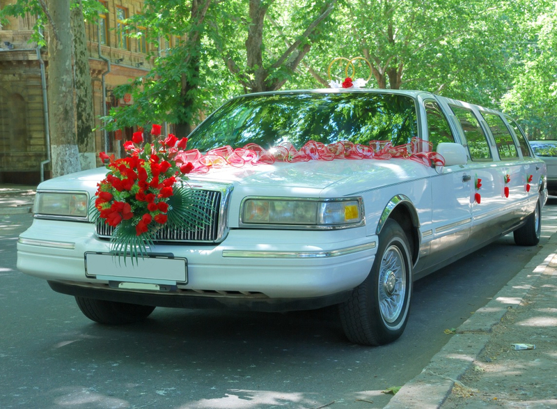 Hochzeitsfahrzeuge und Kutschen - Geschmückte Limousine