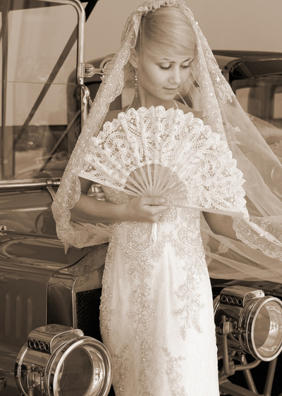 Verschiedene romantische Brautaccessoires - Vintage Wedding: Die Braut mit Fächer