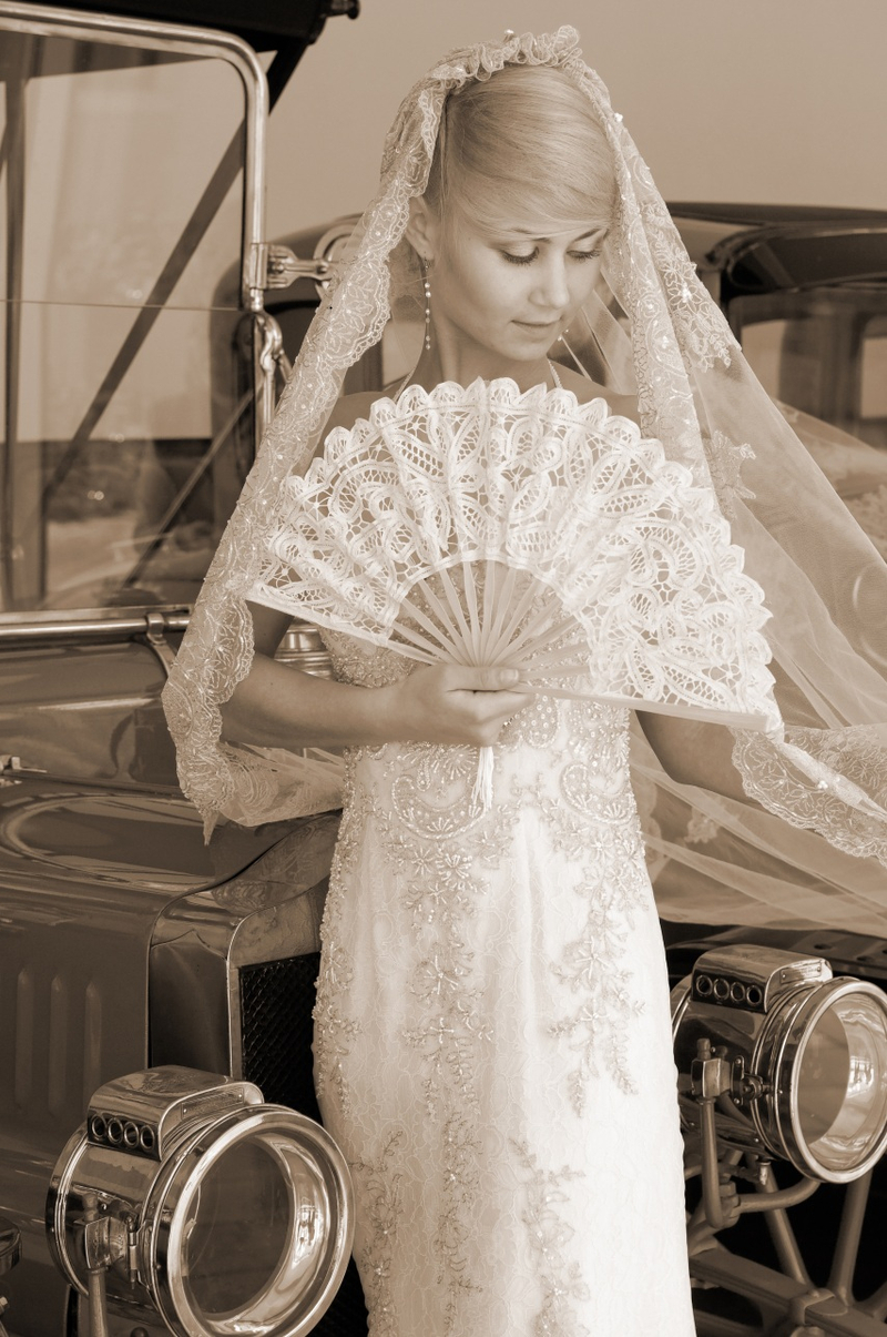 Verschiedene romantische Brautaccessoires - Vintage Wedding: Die Braut mit Fächer
