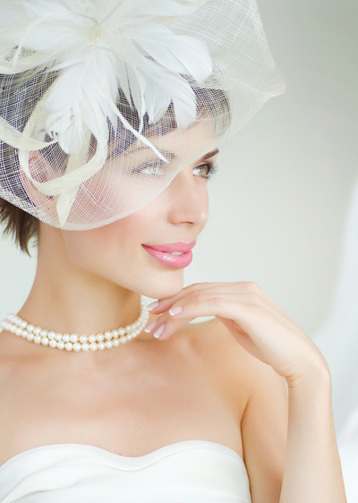 Die Brautfrisur für den großen Tag - Braut mit Kurzhaarfrisur und modischem Accessoire