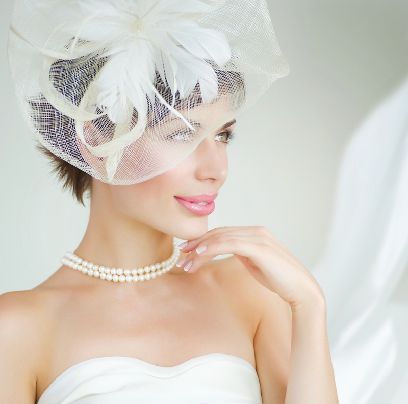 Die Brautfrisur für den großen Tag - Braut mit Kurzhaarfrisur und modischem Accessoire