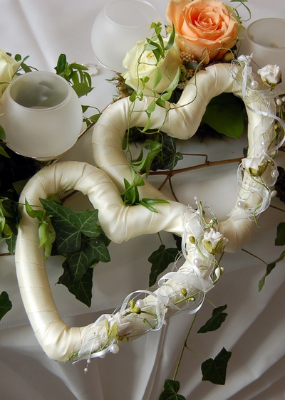 Tischdeko: Inspirationen für die Hochzeitsfeier - Herzdekoration auf Hochzeitstafel