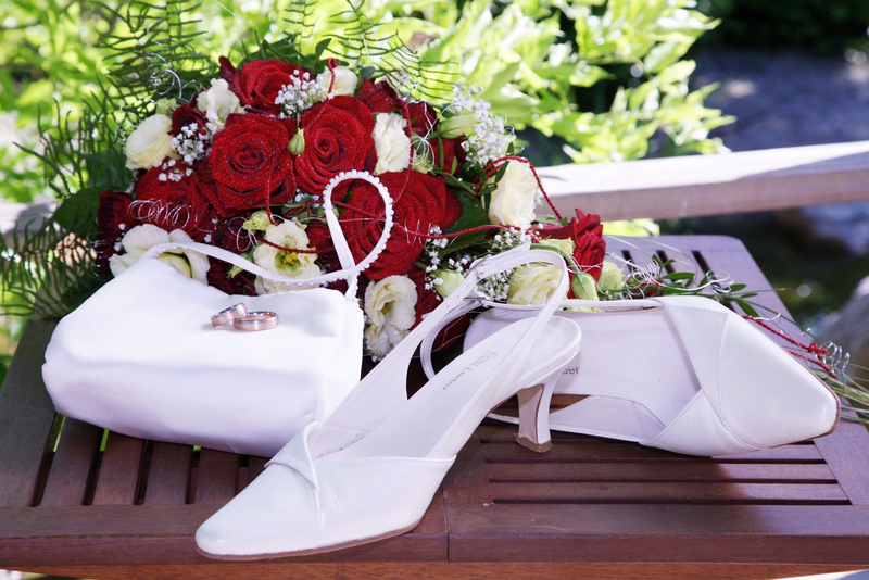 Verschiedene romantische Brautaccessoires - Brautschuhe und Handtasche