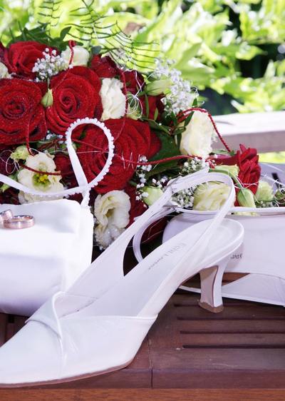Verschiedene romantische Brautaccessoires - Brautschuhe und Handtasche