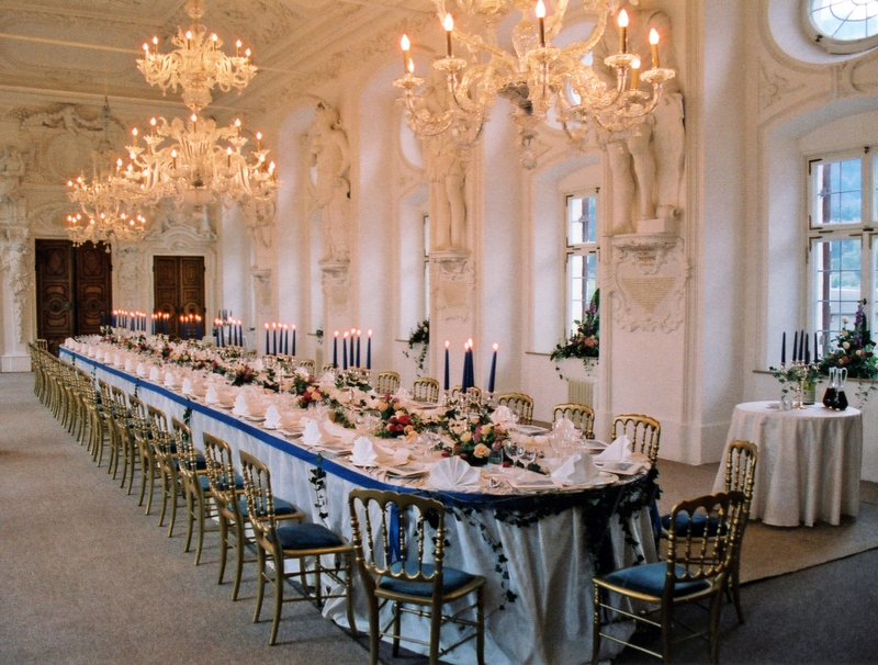 Tischdeko: Inspirationen für die Hochzeitsfeier - Gedeckter Hochzeitssaal