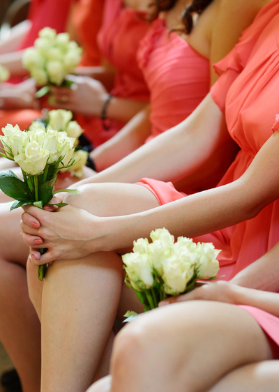 Traumhafte Brautjungfernkleider - Brautjungfern sitzen Spalier für das Brautpaar