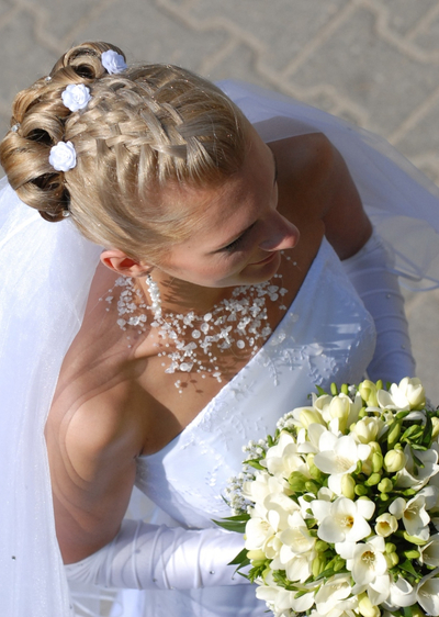 Die Brautfrisur für den großen Tag - Braut mit Hochsteckfrisur und Brautstrauss