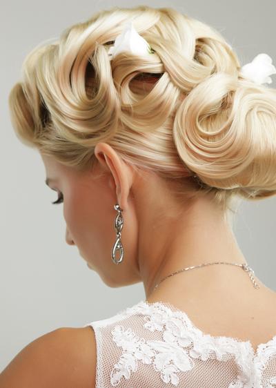 Die Brautfrisur für den großen Tag - Hohe Friseurkunst trifft auf romantischen Blütenschmuck