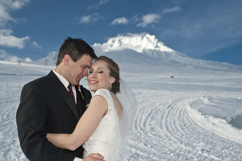 Die Winterhochzeit - Brautpaar in winterlicher Berglandschaft