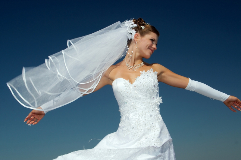 Verschiedene romantische Brautaccessoires - Glückliche Braut mit Stulpen und Schleier