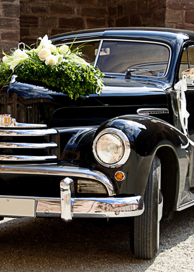 Hochzeitsfahrzeuge und Kutschen - Oldtimer mit Blumenschmuck